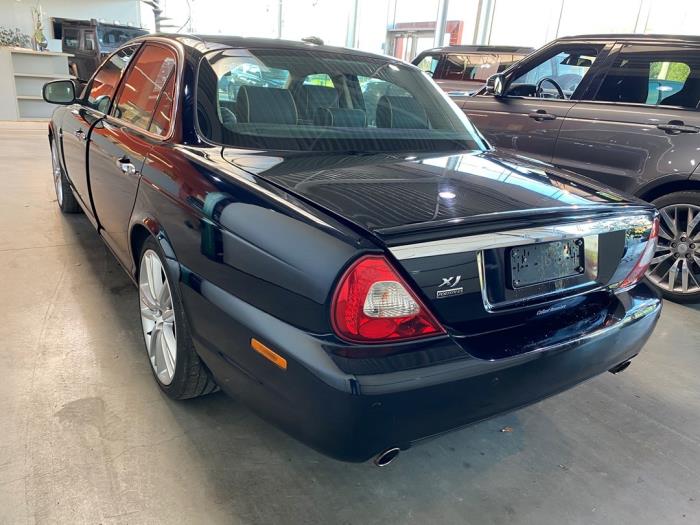 Jaguar XJ 2.7d V6 24V Skrotfordon (2009, METALLIC ZWART)