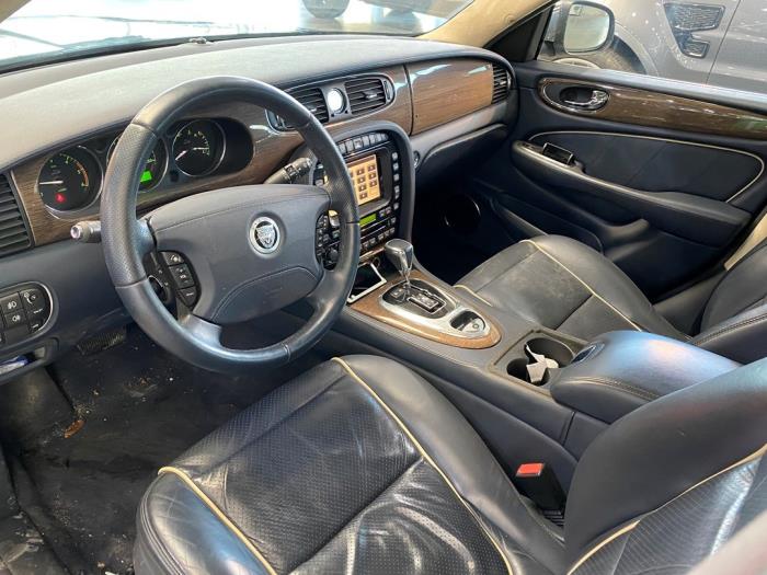 Jaguar XJ 2.7d V6 24V Skrotfordon (2009, METALLIC ZWART)