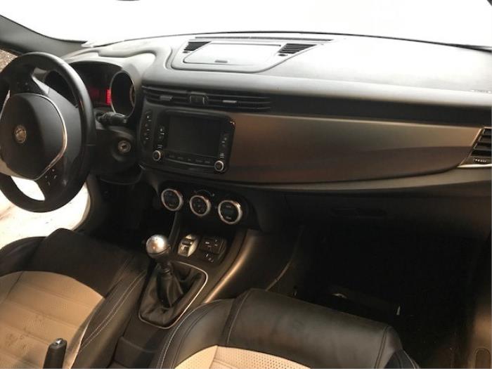 Alfa Romeo Giulietta 1.6 JTDm 16V Samochód złomowany (2015)