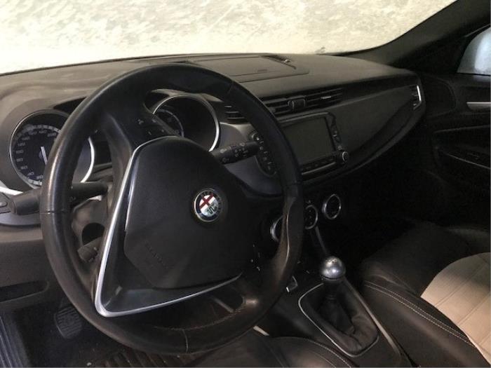 Alfa Romeo Giulietta 1.6 JTDm 16V Samochód złomowany (2015)
