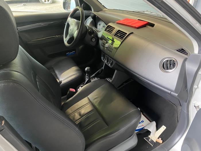 Suzuki Swift 1.3 VVT 16V Skrotfordon (2007, GRIJS)