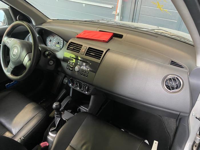 Suzuki Swift 1.3 VVT 16V Skrotfordon (2007, GRIJS)