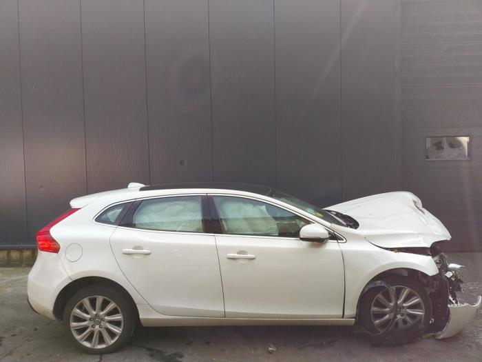Volvo V40 1.6 D2 Skrotfordon (2013, WIT)