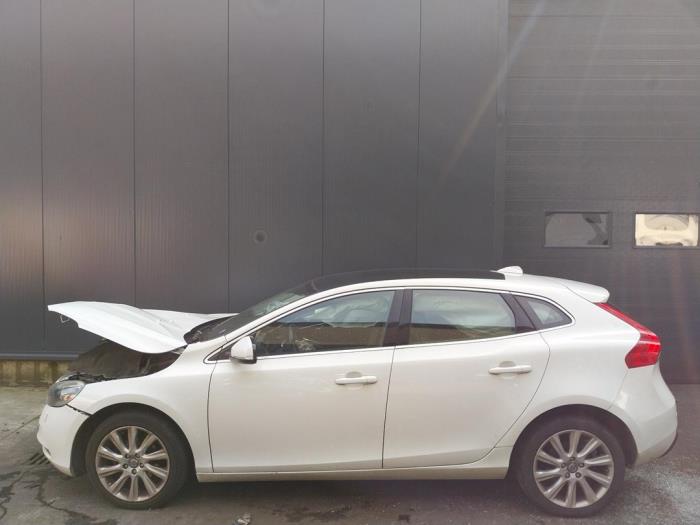 Volvo V40 1.6 D2 Skrotfordon (2013, WIT)
