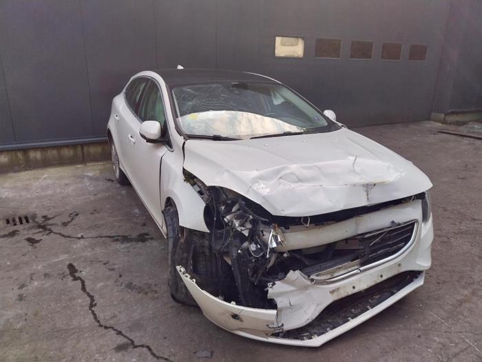 Volvo V40 1.6 D2 Skrotfordon (2013, WIT)