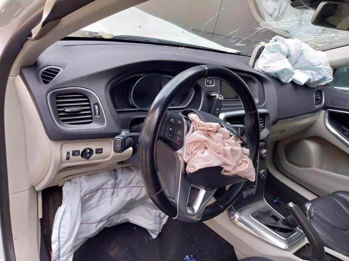 Volvo V40 1.6 D2 Skrotfordon (2013, WIT)