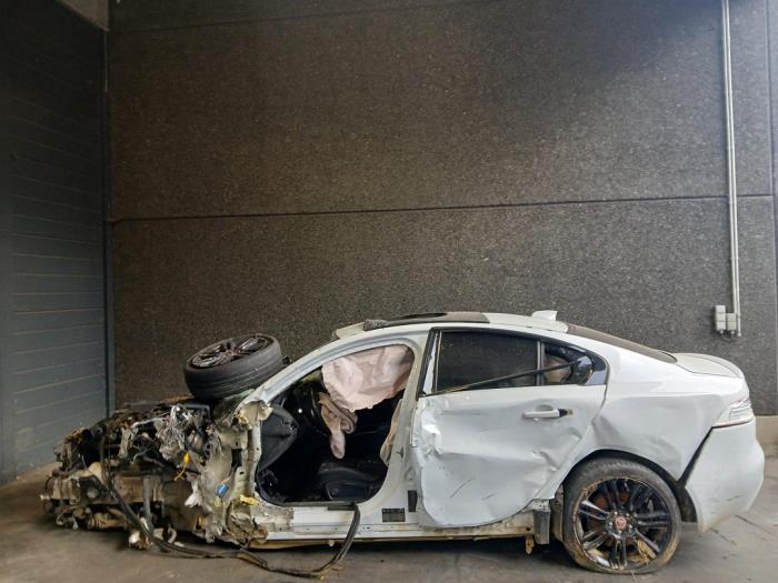 Jaguar XE 2.0d 180 16V Skrotfordon (2018, YULONG WHITE)