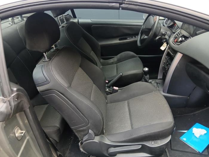 Peugeot 207 CC 1.6 16V Skrotfordon (2009, ZILVER)