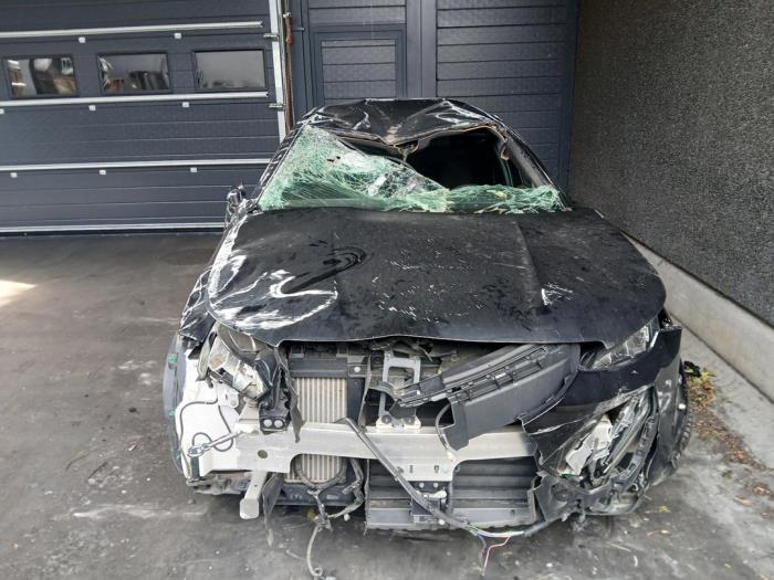 Peugeot 2008 1.2 VTi 12V PureTech 130 Skrotfordon (2024, ZWART)