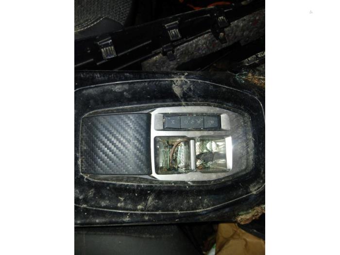 Peugeot 2008 1.2 VTi 12V PureTech 130 Skrotfordon (2024, ZWART)