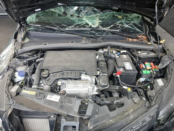 Peugeot 2008 1.2 VTi 12V PureTech 130 Skrotfordon (2024, ZWART)