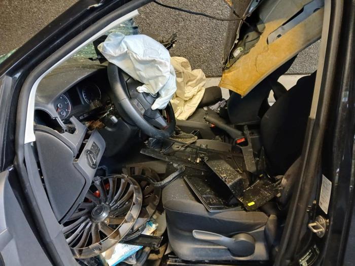 Volkswagen Caddy III 1.6 TDI 16V Samochód złomowany (2012, Czarny)