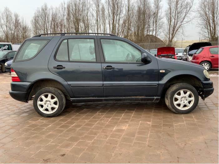 Mercedes ML I 270 2.7 CDI 20V Sloopvoertuig (2000, Zwart)