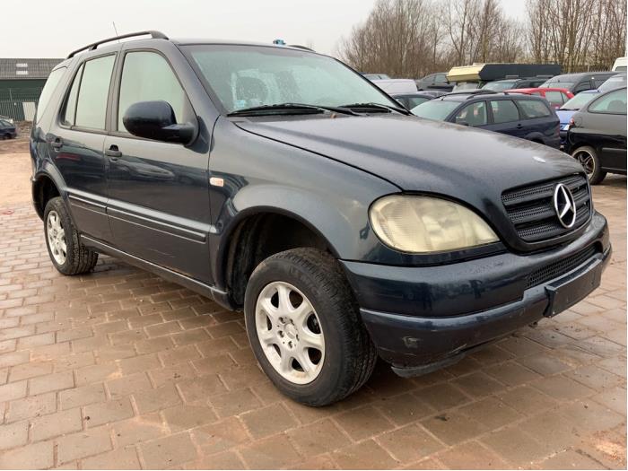 Mercedes ML I 270 2.7 CDI 20V Sloopvoertuig (2000, Zwart)