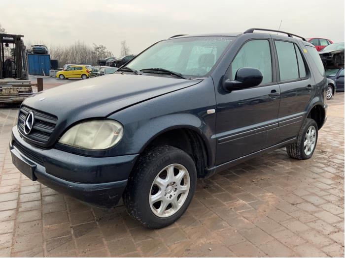 Mercedes ML I 270 2.7 CDI 20V Sloopvoertuig (2000, Zwart)