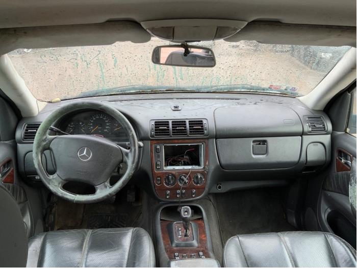 Mercedes ML I 270 2.7 CDI 20V Sloopvoertuig (2000, Zwart)
