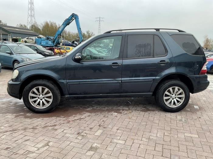 Mercedes ML I 270 2.7 CDI 20V Sloopvoertuig (2002, Zwart)