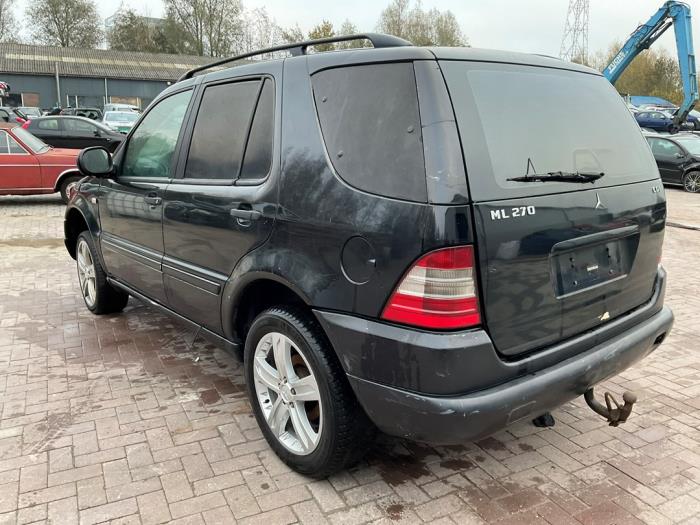 Mercedes ML I 270 2.7 CDI 20V Skrotfordon (2000, ZWART)