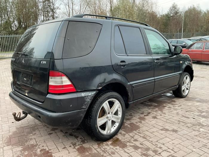 Mercedes ML I 270 2.7 CDI 20V Skrotfordon (2000, ZWART)