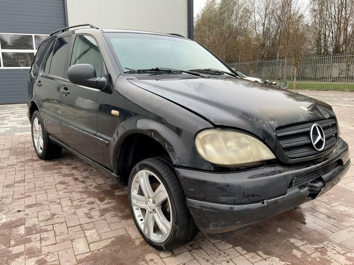 Mercedes ML I 270 2.7 CDI 20V Skrotfordon (2000, ZWART)