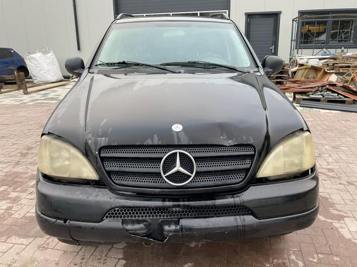 Mercedes ML I 270 2.7 CDI 20V Skrotfordon (2000, ZWART)
