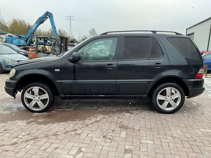 Mercedes ML I 270 2.7 CDI 20V Skrotfordon (2000, ZWART)