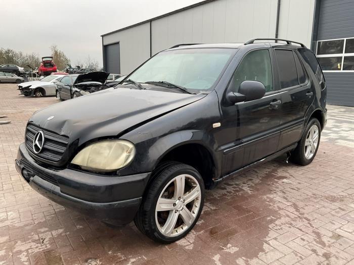 Mercedes ML I 270 2.7 CDI 20V Skrotfordon (2000, ZWART)
