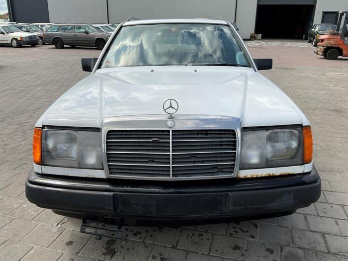Mercedes E Combi diesel 2.0 200 TD Samochód złomowany (1986, Bialy)