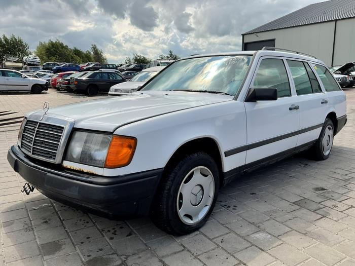 Mercedes E Combi diesel 2.0 200 TD Samochód złomowany (1986, Bialy)
