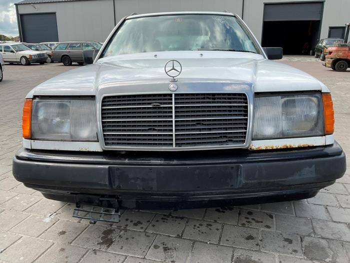 Mercedes E Combi diesel 2.0 200 TD Samochód złomowany (1986, Bialy)