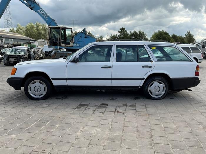 Mercedes E Combi diesel 2.0 200 TD Samochód złomowany (1986, Bialy)