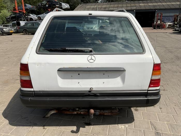 Mercedes E Combi diesel 2.0 200 TD Samochód złomowany (1986, Bialy)