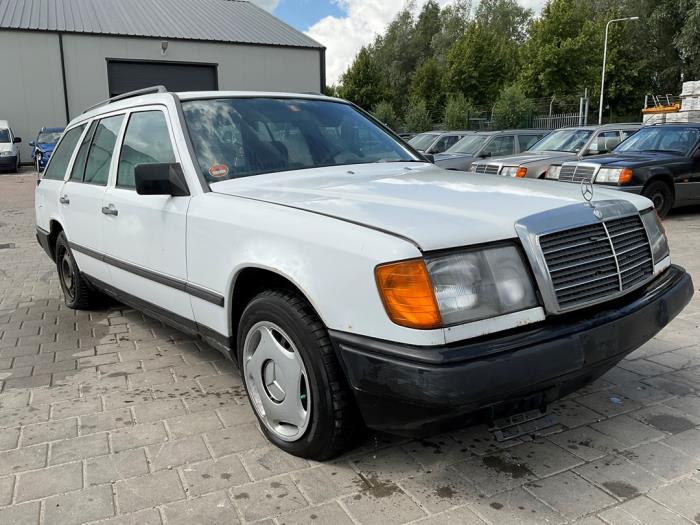 Mercedes E Combi diesel 2.0 200 TD Samochód złomowany (1986, Bialy)