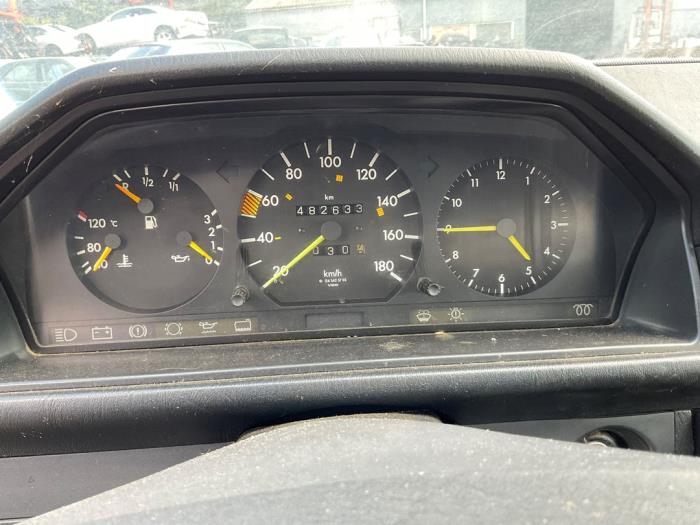 Mercedes E Combi diesel 2.0 200 TD Samochód złomowany (1986, Bialy)