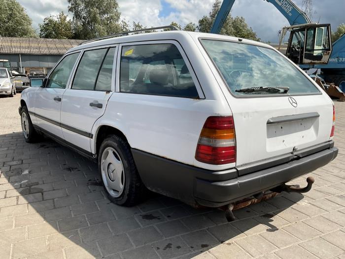 Mercedes E Combi diesel 2.0 200 TD Samochód złomowany (1986, Bialy)