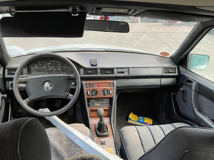 Mercedes E Combi diesel 2.0 200 TD Samochód złomowany (1986, Bialy)