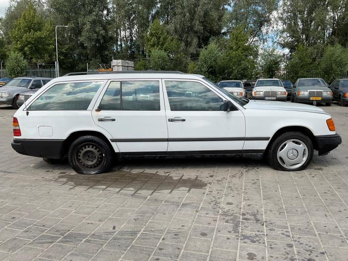 Mercedes E Combi diesel 2.0 200 TD Samochód złomowany (1986, Bialy)