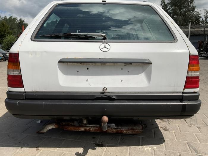 Mercedes E Combi diesel 2.0 200 TD Samochód złomowany (1986, Bialy)