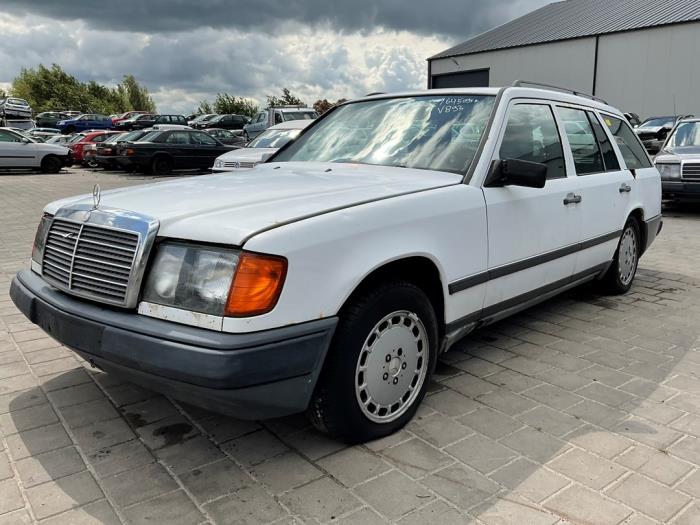 Mercedes E Combi diesel 2.5 250 TD Samochód złomowany (1986, Bialy)