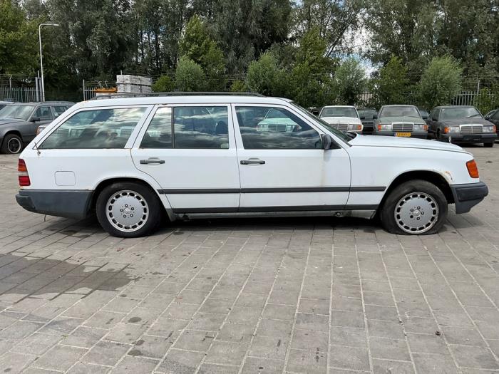 Mercedes E Combi diesel 2.5 250 TD Samochód złomowany (1986, Bialy)