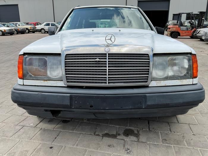 Mercedes E Combi diesel 2.5 250 TD Samochód złomowany (1986, Bialy)
