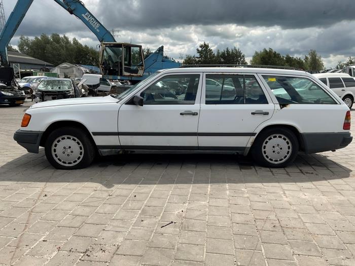 Mercedes E Combi diesel 2.5 250 TD Samochód złomowany (1986, Bialy)