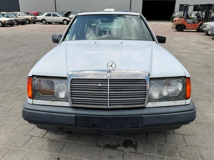 Mercedes E Combi diesel 2.5 250 TD Samochód złomowany (1986, Bialy)