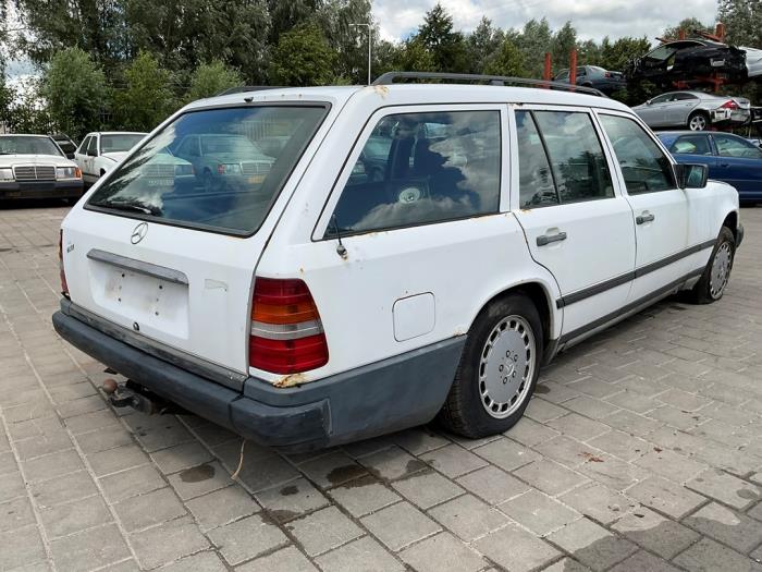 Mercedes E Combi diesel 2.5 250 TD Samochód złomowany (1986, Bialy)
