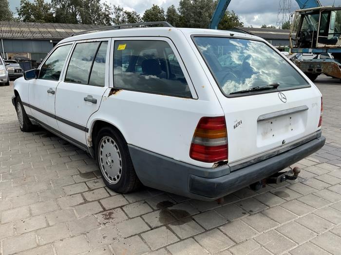 Mercedes E Combi diesel 2.5 250 TD Samochód złomowany (1986, Bialy)