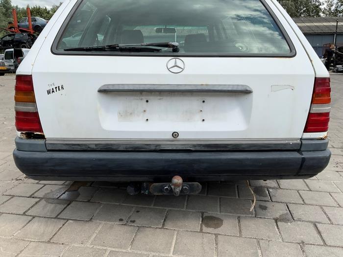 Mercedes E Combi diesel 2.5 250 TD Samochód złomowany (1986, Bialy)