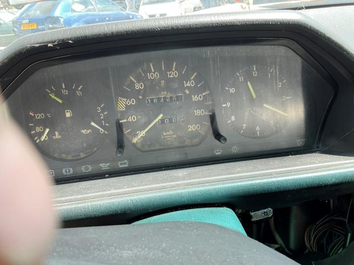 Mercedes E Combi diesel 2.5 250 TD Samochód złomowany (1986, Bialy)