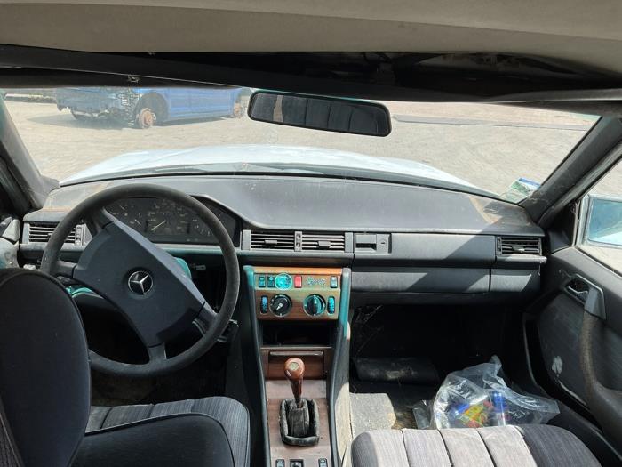 Mercedes E Combi diesel 2.5 250 TD Samochód złomowany (1986, Bialy)