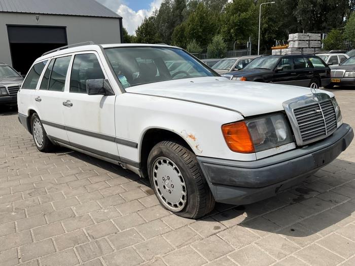 Mercedes E Combi diesel 2.5 250 TD Samochód złomowany (1986, Bialy)