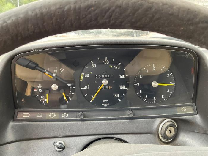 Mercedes 200-300D 300 D Samochód uszkodzony (1981, Zielony)